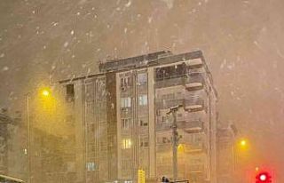 TOMA’lar kar küredi, trafik polisleri yolda kalan...