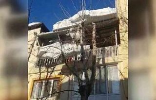 Tonlarca kar kütlesi saniyeler içerisinde çatıdan...