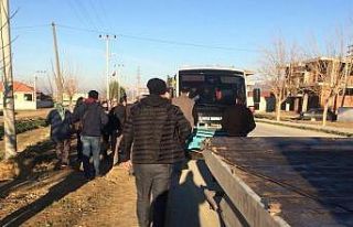 Toplu taşıma minibüsü traktöre çarptı: 4 yaralı