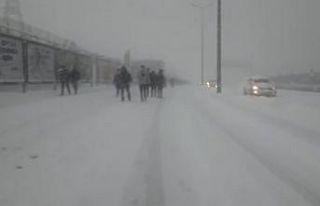 Toplu taşımaya binemeyen vatandaşlar E-5 yol kenarında...