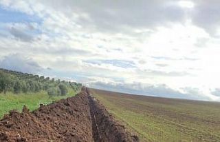Toprak altındaki su borularını çıkarırken yakalandı