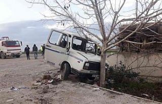 Trafik kazasında kamyonet ikiye bölündü