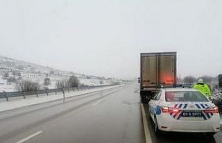 Trafik polisleri yolda kalan vatandaşların imdadına...