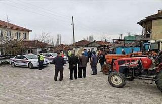 Traktör sürücülerine reflektör dağıtılarak...