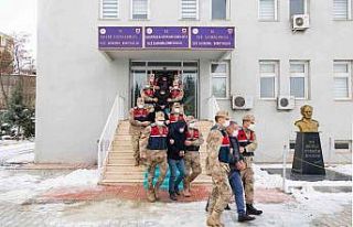 Tren raylarını oksijen tüpüyle kesip çalan 8...