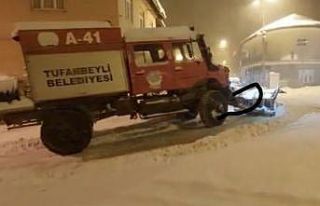 Tufanbeyli’de mahsur kalan sürücünün imdadına...