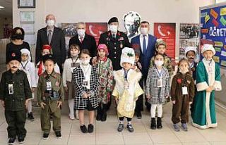 Tuğgeneral Özfidan, öğrencilerle kitap okudu