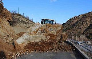 Tunceli’de dağlardan düşen kayalar yolu trafiğe...