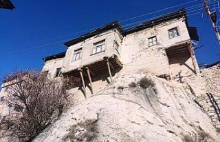 Tunceli’de dev kayaların üzerine yapılan evler...