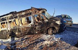 Tunuvadan dönen öğrencilerin servisi devrildi:...