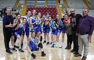 Turgutlu Lisesinin perileri adını yarı finale yazdırdı