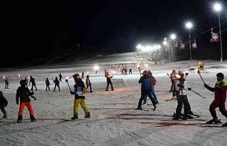 Turistler Erciyes’te yeni yılı meşalelerle karşıladı