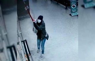 Türk bayrağına saldıran kadın hastanede gözlem...