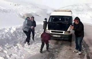 Türk halk müziği sanatçısı Erzincan’ın kar...