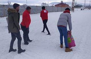 Türk Kızılay Diyadin gönüllüleri sokak hayvanlarını...