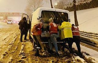 Türk Kızılay ekipleri, İstanbul’daki kar yağışından...