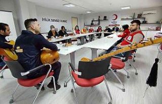 Türk Kızılay’dan görme engelliler için türkülü...