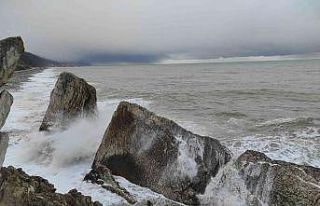 Türkeli’de etkili olan fırtınada gemiler limana...