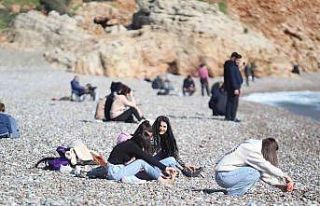 Türkiye donarken Antalya’da güneşi gören sahile...