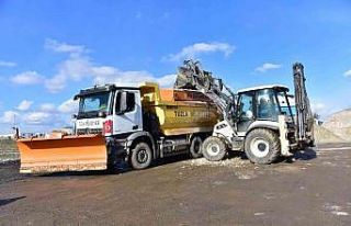 Tuzla Belediyesi ekipleri karla mücadele çalışmalarını...