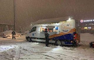 Tuzla Belediyesi, kar nedeniyle mahsur kalan vatandaşlara...