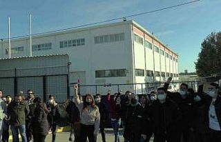 Tuzla’da işten çıkarılan Oppo çalışanları,...