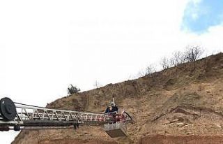 Uçurumda mahsur kalan kediyi itfaiye kurtardı