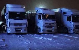 Ulaşıma kar yağışı engeli, araçların geçişi...