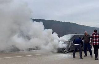 Uludağ yolundaki yoğunluktan yanan otomobil kullanılamaz...