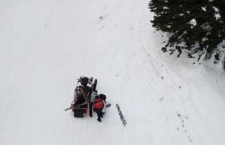 Uludağ’da kayak yaparken düşüp mahsur kalan...