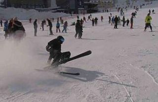 Uludağ’ın pistlerinde acemi kayakçılardan ilginç...