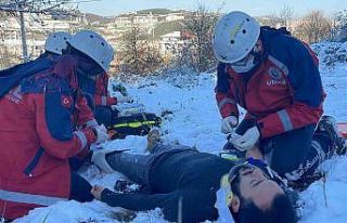 UMKE, karda ayağını kıran genci kurtardı