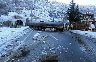 Un yüklü tır buzlu yolda kaza yaptı: 1 yaralı