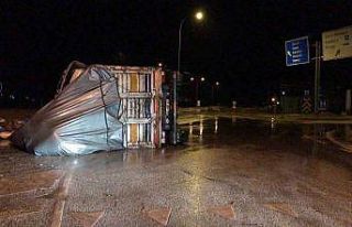 Un yüklü tır devrildi, faciadan dönüldü