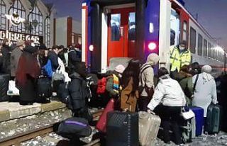 Üniversite öğrencileri trene binebilmek için zamanla...