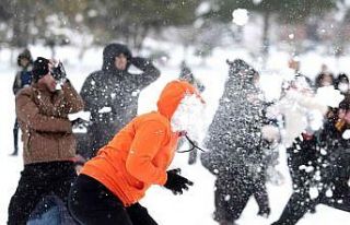 Üniversitede öğrenci ve akademisyenlerin kartopu...