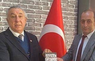 Ünsal, “Soykırım” kitabını Demirel’e hediye...