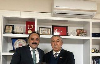 Ünsal, “Soykırım” kitabını Önal’a hediye...