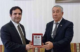 Ünsal’dan Dekan Güngör’e plaket