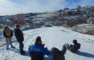 Uşak polisi, çocuklarla sokakta poşetle kaydı