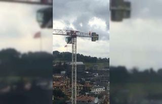 Üsküdar’da vinç operatörü namaz için gökyüzünde...