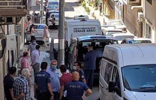 Uyuşturucu bağımlısı kızını öldürüp avuçlarını...