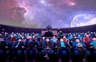 Uzayın derinliklerinin izlenebildiği planetaryum...