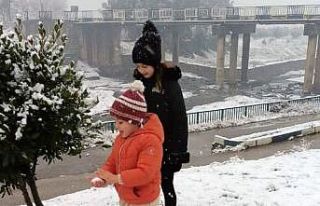 Uzun yıllar sonra Düziçi’ne yağan kar vatandaşları...