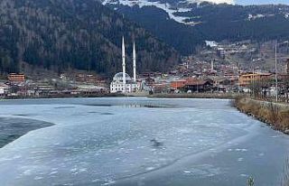 Uzungöl’ün büyük bölümü buz tuttu