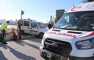 Vakaya giden ambulansla hafif ticari araç çarpıştı