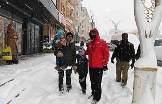 Vali Akbıyık’tan kar yağışı altında esnaf...