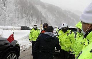 Vali Atay, karla mücadele ekiplerini ziyaret etti