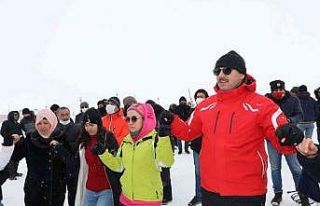 Vali Ayhan öğrencilerle birlikte halay çekti