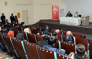 Vali Bilmez gençlerle kişisel gelişim seminerinde...